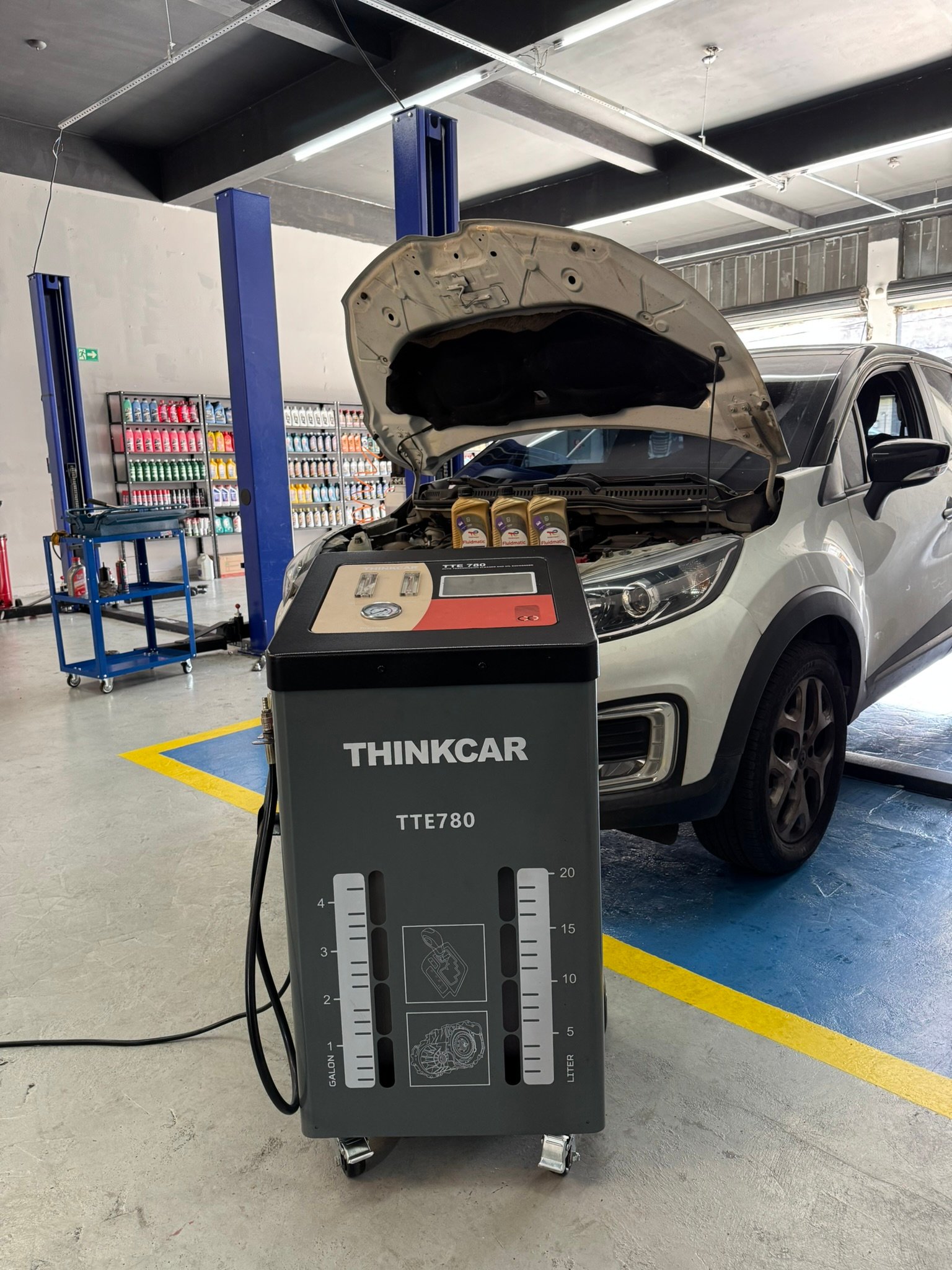 Técnico realizando manutenção preventiva em oficina